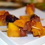 Brochetas de mango, jamón y uva