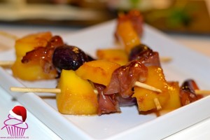 Brochetas de mango, jamón y uva